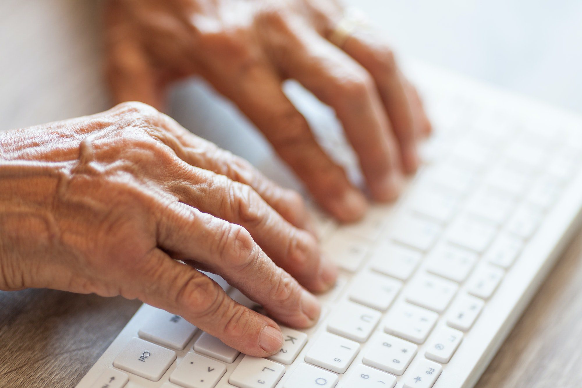 Elderly woman searching the internet for the differences between Medigap Plan N and Medicare Advantage.